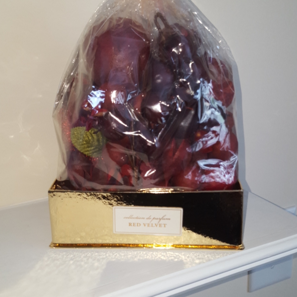 Z Gallerie Red Velvet Potpourri